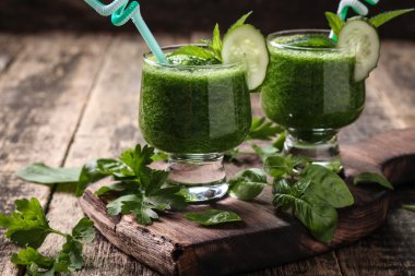 Ahşap bir masa, sağlıklı vegan gıda üzerinde payet ile taze yeşil smoothie