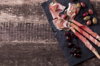 Baharat ile İtalyan mutfağının lezzetli salam dilimleri kıvrılmış 