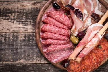 Geleneksel İspanyolca tapas veya İtalyan antipasti