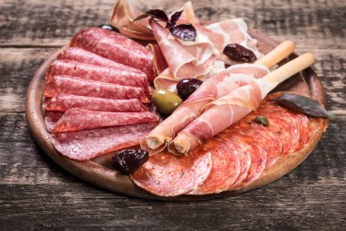 Geleneksel İspanyolca tapas veya İtalyan antipasti