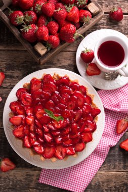 Çilek ve ahşap zemin üzerine krem şanti ile tart