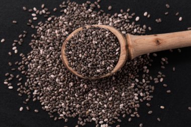 Chia tohum ahşap arka plan üzerinde. Chia tohum kalp, superfood korumak. Sağlıklı gıda