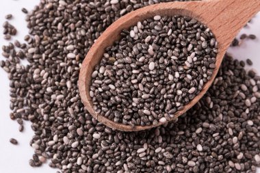 Chia tohum ahşap arka plan üzerinde. Chia tohum kalp, superfood korumak. Sağlıklı gıda