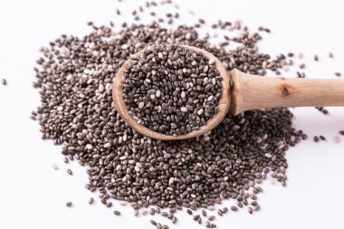 Chia tohum ahşap arka plan üzerinde. Chia tohum kalp, superfood korumak. Sağlıklı gıda