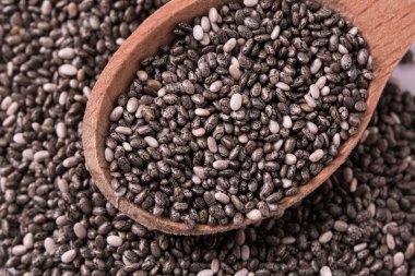 Chia tohum ahşap arka plan üzerinde. Chia tohum kalp, superfood korumak. Sağlıklı gıda