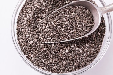 Chia tohum ahşap arka plan üzerinde. Chia tohum kalp, superfood korumak. Sağlıklı gıda