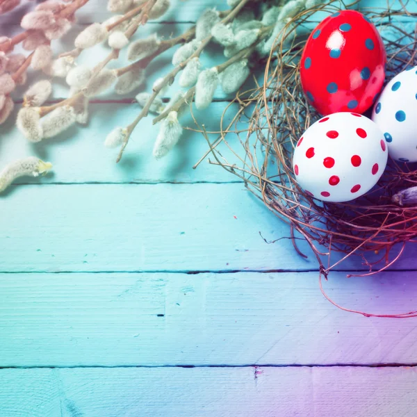 Concetto di Pasqua con uova colorate su sfondo di legno — Foto Stock