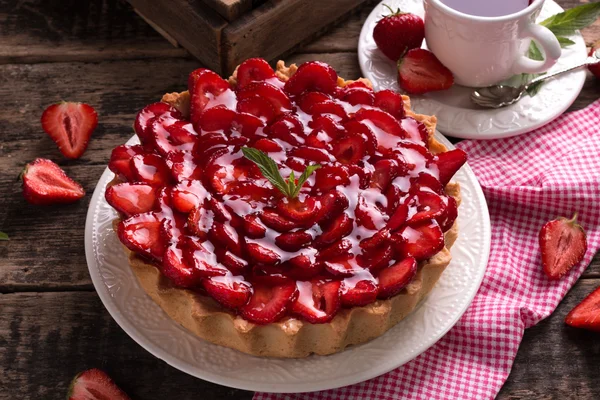 Tarta con fresas y crema batida sobre fondo de madera — Foto de Stock