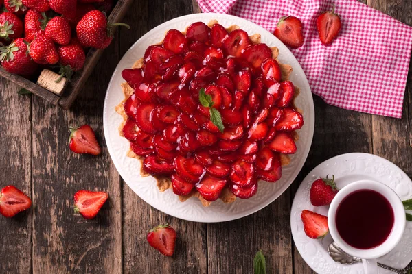 Tarta con fresas y crema batida sobre fondo de madera — Foto de Stock