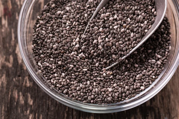 Semi di chia su fondo legno. I semi di chia proteggono il cuore, superfood. Cibo sano — Foto Stock