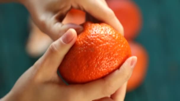 Jovem mulher descascar tangerina (mandarim) HD — Vídeo de Stock