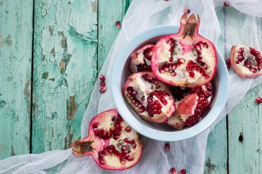 Taze nar yaprakları ile eski bir kutu içinde. Ahşap arka plan üzerinde.