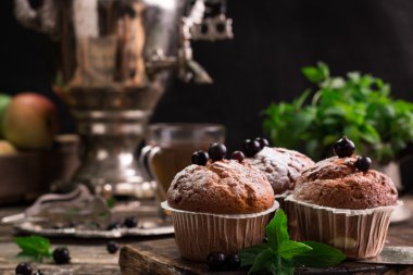 Pudra şekeri ve taze böğürtlenli yabanmersinli kek.