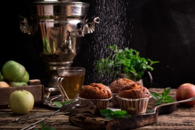 Pudra şekeri ve taze böğürtlenli yabanmersinli kek.