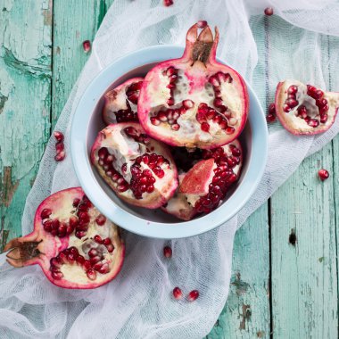 Taze nar yaprakları ile eski bir kutu içinde. Ahşap arka plan üzerinde.