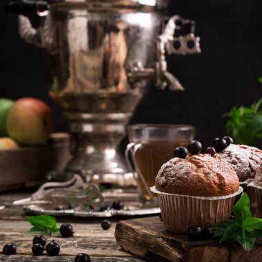 Pudra şekeri ve taze böğürtlenli yabanmersinli kek.