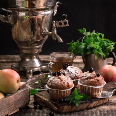 Pudra şekeri ve taze böğürtlenli yabanmersinli kek.