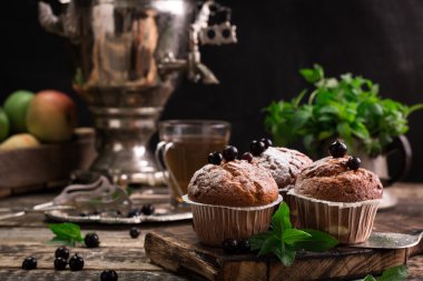 Pudra şekeri ve taze böğürtlenli yabanmersinli kek.