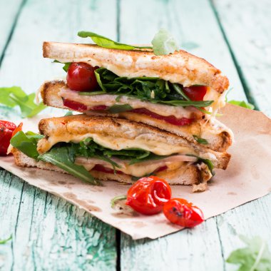 Sandviç ekmek, domates, marul, jambon ve sarı peynir