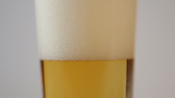 Kühles Glas Bier isoliert auf weißem Hintergrund / hd — Stockvideo