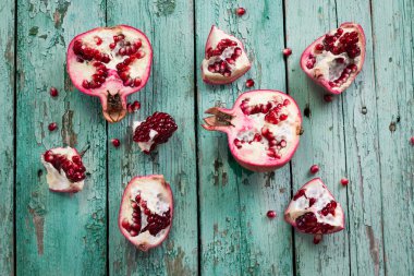 Taze nar yaprakları ile eski bir kutu içinde. Ahşap arka plan üzerinde.
