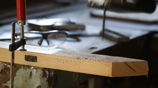 Hombre con sierra eléctrica cortando un trozo de madera. De cerca. . — Vídeos de Stock