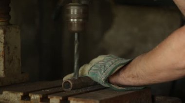 Çelik bir barda bir delik yapmak delme makinesi
