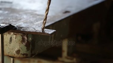 Çelik bir barda bir delik yapmak delme makinesi