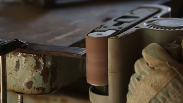 Металлообработчик шлифовальный стальной трубы, взрослый человек, использующий шлифовальный станок для работы — стоковое видео