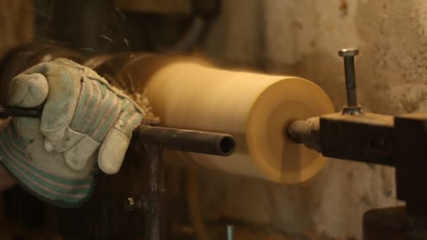Beruf, Menschen, Schreinerei, Holzverarbeitung und Personenkonzept - Tischler arbeiten in der Werkstatt mit Hobel und Holzplanke — Stockvideo