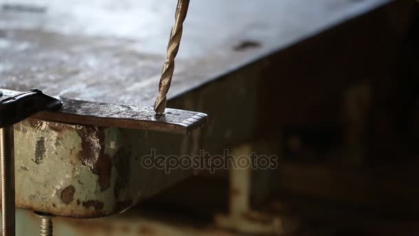 Boren van de machine het maken van een gat in een stalen balk — Stockvideo