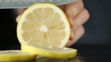 Kadın el kesme limon siyah taş yakın çekim