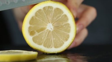 Kadın el kesme limon siyah taş yakın çekim