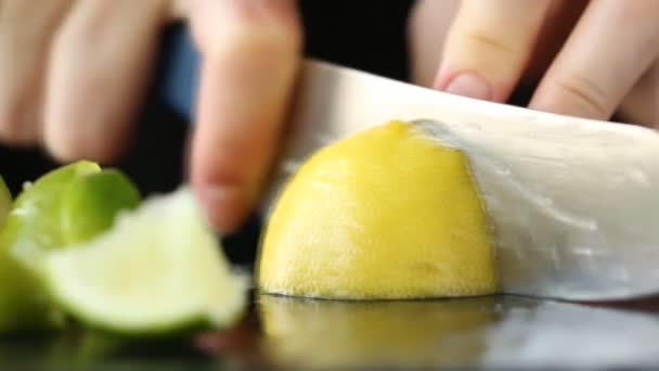 Kadın el kesme limon siyah taş yakın çekim — Stok video