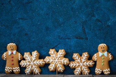 Noel ev yapımı gingerbread çerezleri masada, Noel arka plan kavramı