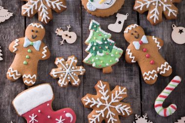 Noel ev yapımı gingerbread çerezleri masada, Noel arka plan kavramı