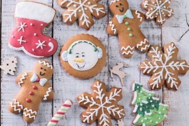 Noel ev yapımı gingerbread çerezleri masada, Noel arka plan kavramı