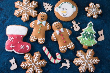 Noel ev yapımı gingerbread çerezleri masada, Noel arka plan kavramı