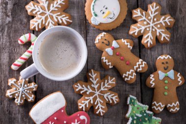 Sıcak çikolata veya kakao ile zencefilli kurabiye Noel oluşturma vintage ahşap masa arka plan üzerinde.