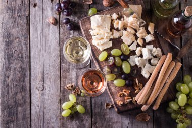 Peynir, şarap, meyve ve rustik ahşap masa snacks farklı türde. Natürmort kavramı