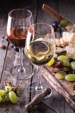 Peynir, şarap, meyve ve rustik ahşap masa snacks farklı türde. Natürmort kavramı