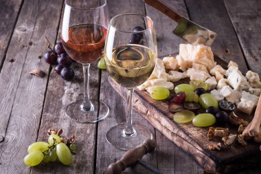 Peynir, şarap, meyve ve rustik ahşap masa snacks farklı türde. Natürmort kavramı