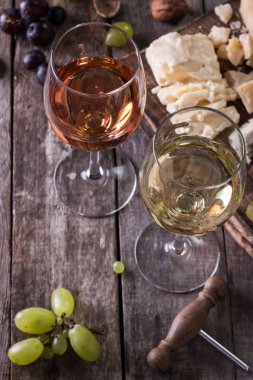 Peynir, şarap, meyve ve rustik ahşap masa snacks farklı türde. Natürmort kavramı