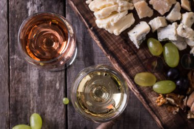 Peynir, şarap, meyve ve rustik ahşap masa snacks farklı türde. Natürmort kavramı