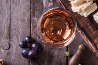 Peynir, şarap, meyve ve rustik ahşap masa snacks farklı türde. Natürmort kavramı