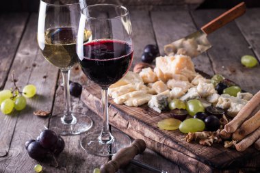 Peynir, şarap, meyve ve rustik ahşap masa snacks farklı türde. Natürmort kavramı