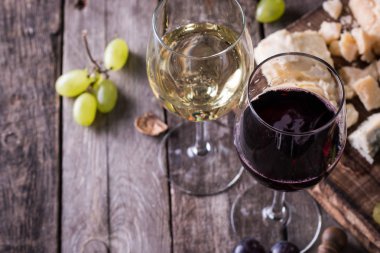 Peynir, şarap, meyve ve rustik ahşap masa snacks farklı türde. Natürmort kavramı