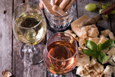 Peynir, şarap, meyve ve rustik ahşap masa snacks farklı türde. Natürmort kavramı