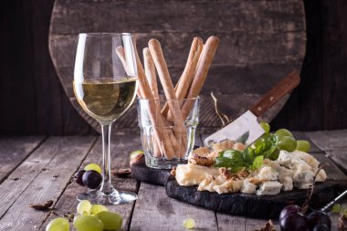 Peynir, şarap, meyve ve rustik ahşap masa snacks farklı türde. Natürmort kavramı