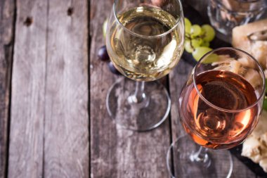 Peynir, şarap, meyve ve rustik ahşap masa snacks farklı türde. Natürmort kavramı